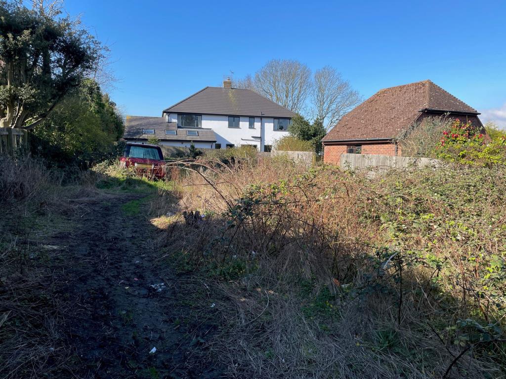 Lot: 15 - DETACHED HOUSE FOR IMPROVEMENT - Garden